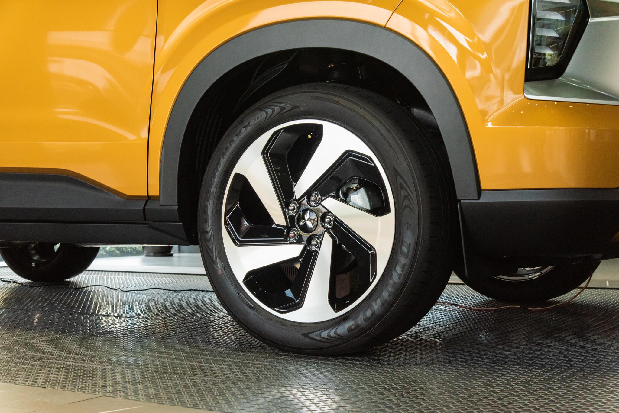 Mâm xe có kích 18 inch với phanh đĩa cả trước và sau